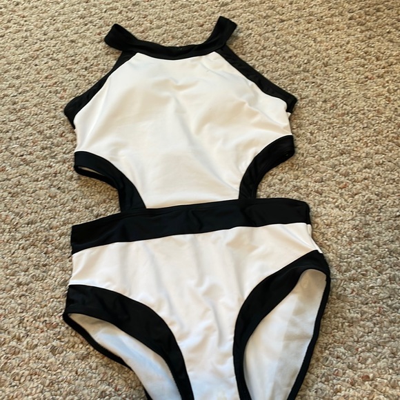 SHEIN Black and white cutout one piece - Picture 2 of 3